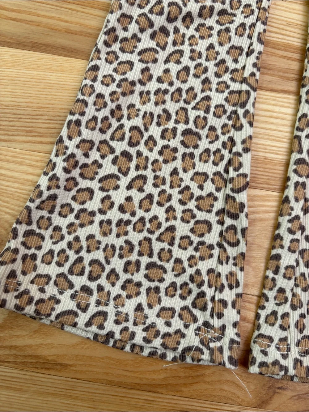 NWT Girls 24M/2T Blush Ruffle Top with Leopard Flare Pants Set Matching Bow - Picture 2 of 6